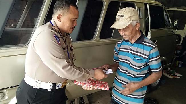 Kegiatan Delivery SIM oleh anggota Polres Tulungagung