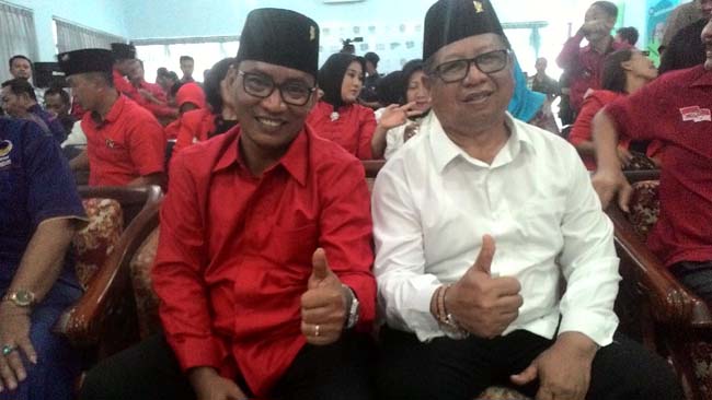 Pasangan SAHTO, calon petahana optimis menang dengan mengacungkan jempolnya saat pendaftaran di KPUD setempat.