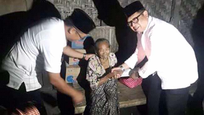 Wakil Bupati Maryoto Birowo (kanan) saat memberikan bantuan kepada korban puting beliung