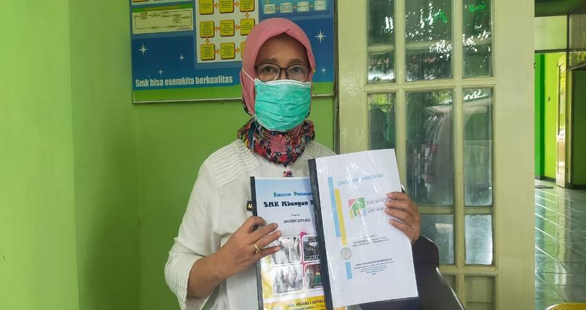 Kepala SMKN 1 Boyolangu, Arik Eko Lestari Spd.