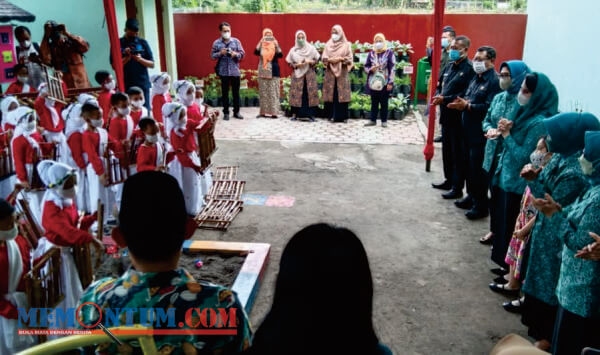 Di Balik Kunjungan Ketua TP PKK Provinsi ke Kendalbulur Tulungagung, Arumi Kagum Permainan Angklung Anak PAUD