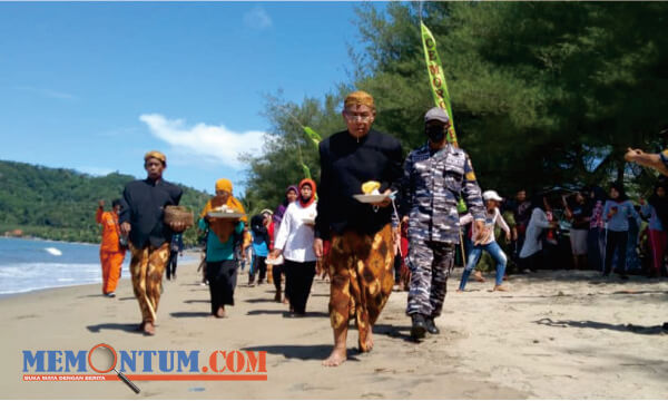 Pantai Sine Tulungagung Gelar Prosesi Labuh Laut