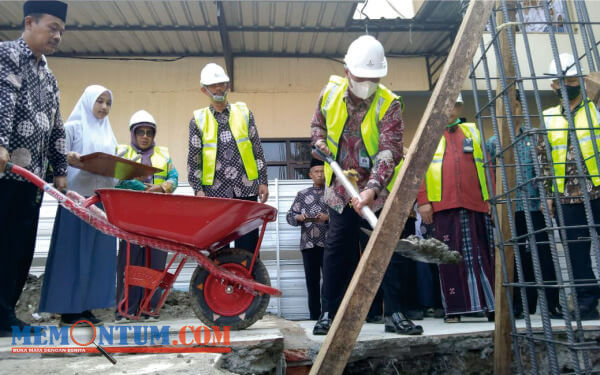 Kakanwil Kemenag Jatim Lakukan Peletakan Batu Pertama Pembangunan Gedung Berlantai III MAN 2 Tulungagung