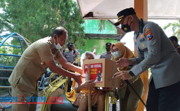 Bagikan Ratusan Paket Sembako