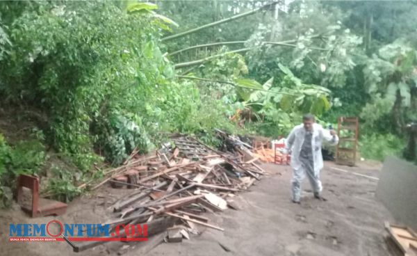 Hindari Hujan Deras, Sejumlah Siswa SMAN 1 Kalidawir Tulungagung Terjebak Banjir