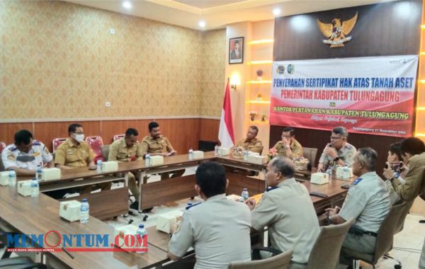 BPN Tulungagung Serahkan Ratusan Sertifikat Milik Pemkab