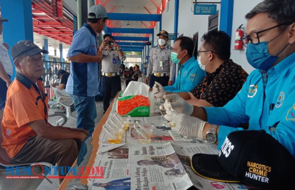 Pastikan Kru Bus Bebas Narkoba, BNN Lakukan Tes Urine di Terminal Gayatri Tulungagung